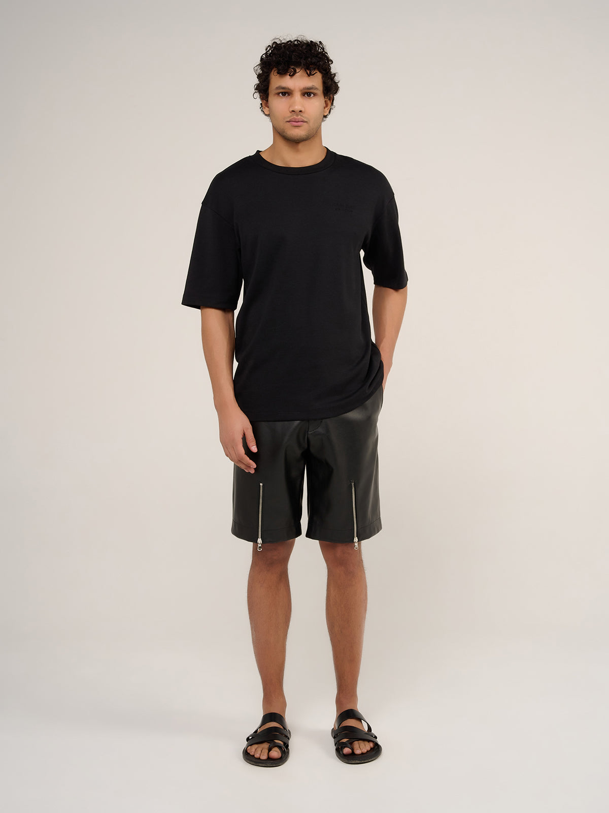 SHORTS DE CUERO - NEGRO